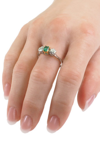 ** SOLD ** Ca. 1970 - Vintage English Engagement ring made of 18 Carat White-gold, with one Emerald & two Brilliants - Image 5