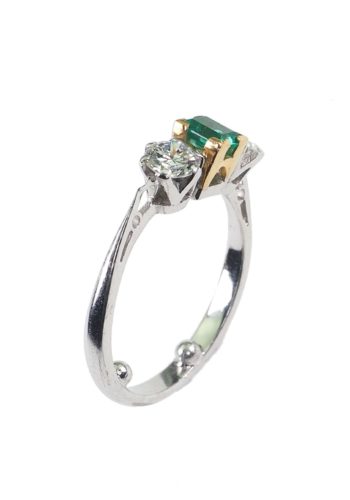 ** SOLD ** Ca. 1970 - Vintage English Engagement ring made of 18 Carat White-gold, with one Emerald & two Brilliants - Image 3