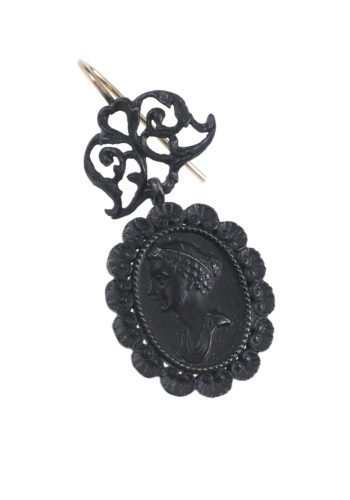 ** SOLD ** Ca. 1810 - Berlin Iron Earrings with Low reliefs "Cupid + Psyche" - Image 4