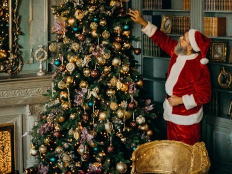 Santa by the tree: What to consider when giftig jewellery