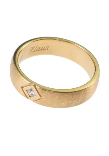 Vintage wedding band - 18 Carat Wedding band with Diamond - Image 3