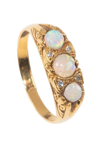 Ca. 1900 – Edwardian ring with opals and diamonds