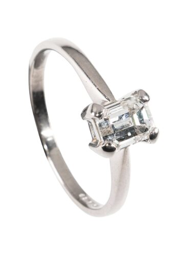 Ca. 1970 – Vintage Engagement ring with diamond solitaire