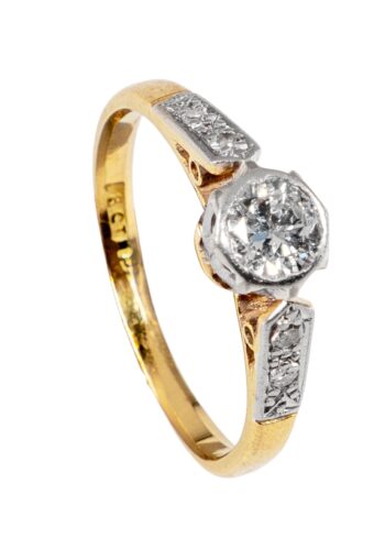 Ca. 1950 – Vintage engagement ring with diamond solitaire