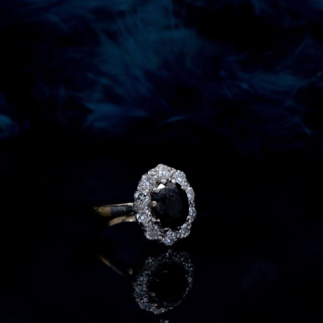 L&#39;intenso zaffiro blu in questo anello degli anni &#39;30 attira davvero l&#39;attenzione! Così sono i dieci diamanti che lo circondano. Questo è un compagno fedele e un anello di fidanzamento ideale, perché il blu è sinonimo di fedeltà eterna. E come può un uomo promettere il suo prescelto per sempre in modo più chiaro e bello che con un anello di zaffiro? Scopri gli anelli di fidanzamento più belli di tutte le epoche. Tutti originali! Tutti pezzi unici! Acquista ora su http://www.antique-jewellery.com Der intensiv blaue Saphir in diesem Ring der 1930er Jahre ist ein echter Hingucker! Die zehn Diamanten die ihn umringen, sind es ebenfalls. Dies ist ein treuer Begleiter und ein idealer Verlobungsring, denn Blau steht für die ewige Treue. Und, wie kann sich ein Mann seiner Auserwählten deutlicher und schöner für immer versprechen als mit einem Saphirring? Entdecken Sie die schönsten Verlobungsringe aus allen Epochen. Tutto originale! Alles Einzelstücke! Jetzt shoppen auf http://www.antique-jewellery.de #ring #rings #jewellery #jewelry #fashion #love #schmuck #nachhaltigerschmuck #gold #style #schmuckliebe #instagood #handmade #accessories #jewels #beautiful #design #sustainablejewelry #diamanti #schmuck #geschenkideen #antique_Jewellery_berlin #onlineshopping #engagementring 